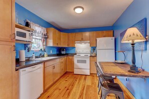 Fridge, microwave, oven, stovetop - Million Dollar Mountain View at Deer Valley! (Ranger)