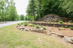 Un mur de pierres sur lequel est apposée une enseigne indiquant le « Talking Rock Creek Resort ».