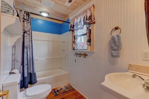 Combined shower/tub, towels, soap, toilet paper