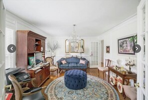 Takka, kirjoja, tietokoneen näyttö, tulostin