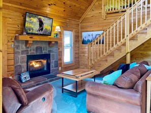 TV, fireplace, video games, books - Book holidays now! King beds, Hot tub, Game room, Great location! (Sevierville)
