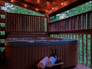 Outdoor spa tub - Book holidays now! King beds, Hot tub, Game room, Great location! (Sevierville)