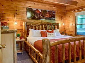 4 bedrooms, in-room safe, iron/ironing board, travel crib - Book holidays now! King beds, Hot tub, Game room, Great location! (Sevierville)