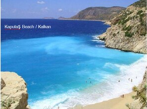 A coastal landscape with a beach and rocky cliffs. - Villa with pool - centrally located (Klakan)