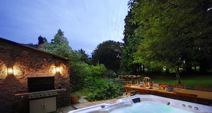 Beautiful 7 bedroom house hottub wifi
