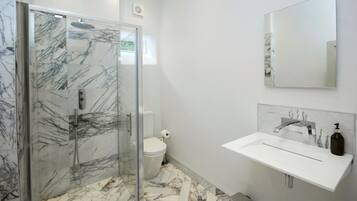 Deluxe House | Bathroom | Hair dryer, towels