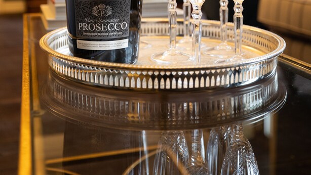 A bottle of Prosecco on a tray with four glasses. - Beautiful 7 bedroom house hottub wifi (Shepton Mallet)