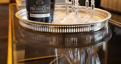 Beautiful 7 bedroom house hottub wifi