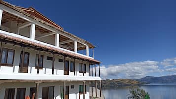 Vista frontal de la propiedad