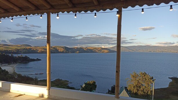 A balcony with a view of a lake and distant hills. - Hotel Tota Eliseo Playa Blanca (Tota)