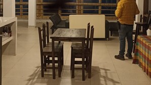 A spacious dining area with a high ceiling, wooden beams, and large windows. - Hotel Tota Eliseo Playa Blanca (Tota)