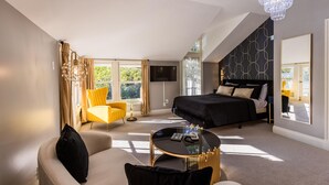 Une chambre à coucher moderne avec un lit, un canapé, une table basse et un téléviseur.