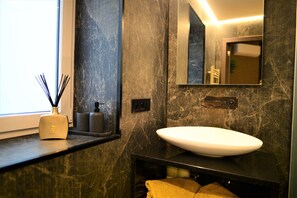Junior suite 1 - Theatersquare | Bathroom | Shower, rainfall showerhead, designer toiletries, hair dryer