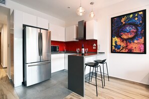 Kjøleskap, mikrobølgeovn, kokeplater og kaffetrakter/tekoker