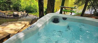 Lakeside Cabin - Hot Tub, Firepit, Kayak, Arcade