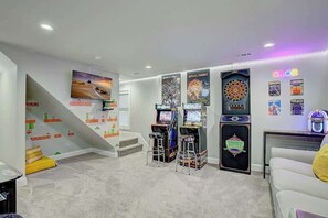 Games room - Lakeside Cabin - Hot Tub, Firepit, Kayak, Arcade (Lusby)