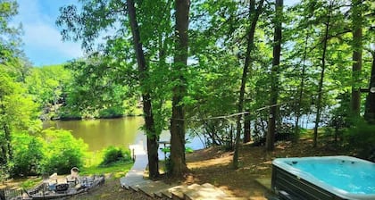 Lakeside Cabin - Hot Tub, Firepit, Kayak, Arcade