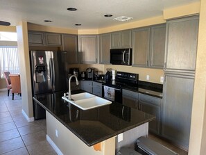 Frigorifero, microonde, forno, piano cottura