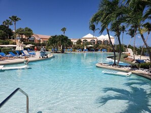 Piscine couverte, piscine extérieure