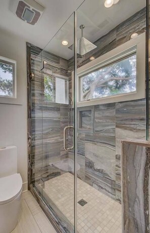 Bathtub, hair dryer, towels, soap - Beautiful 6 BR 5 BA Beach Rental | Pet Friendly (Isle of Palms)