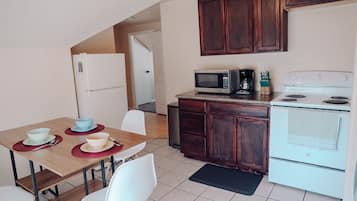 Toaster, blender, paper towels