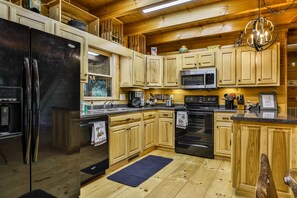 Fridge, microwave, oven, stovetop - Grand Slam Riverhouse - Dog Friendly, Hot Tub, Game Room/Minimum Age Requirement (Ellijay)