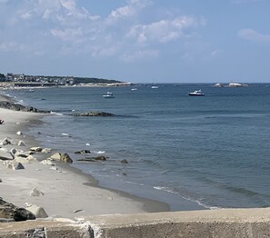 En la playa, camastros y toallas de playa
