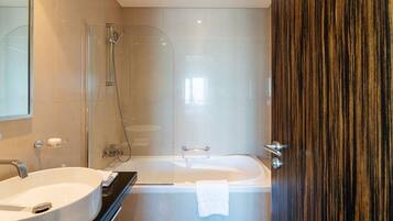 Combined shower/bathtub, bidet