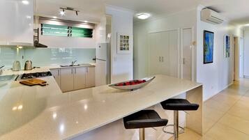 Full-sized fridge, microwave, oven, stovetop