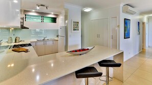 Full-size fridge, microwave, oven, stovetop