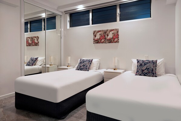 3 habitaciones, cortinas blackout y tabla de planchar con plancha