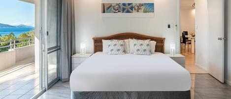 3 habitaciones, cortinas blackout y tabla de planchar con plancha