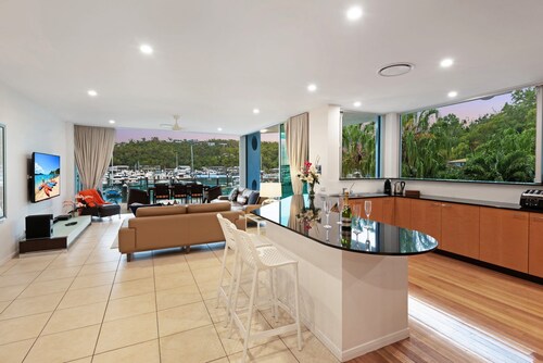 Pavillions 3 Hamilton Island - oceanviews, golf buggy and transfers