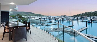 Pavillions 3 Hamilton Island - oceanviews, golf buggy and transfers
