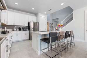 Køleskab, mikrobølgeovn, ovn, kogeplade