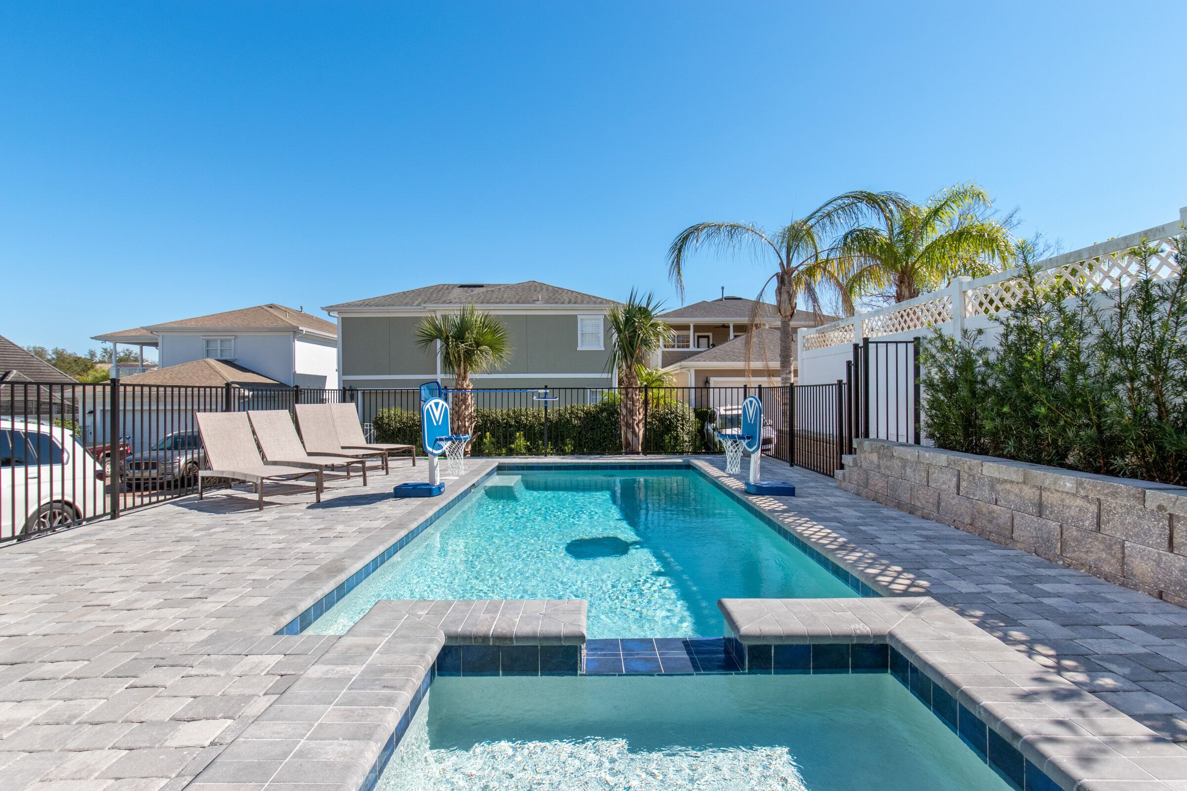 Lämmitetty uima-allas