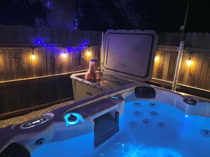 Outdoor spa tub - Heart Trail Lookout Unit 2 BRAND NEW 2024 HOT TUB and “The Griz” Cold Plunge! (Flagstaff)