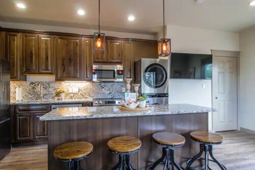 Heart Trail Lookout Unit 2 BRAND NEW 2024 HOT TUB and “The Griz” Cold Plunge!