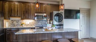 Heart Trail Lookout Unit 2 BRAND NEW 2024 HOT TUB and “The Griz” Cold Plunge!