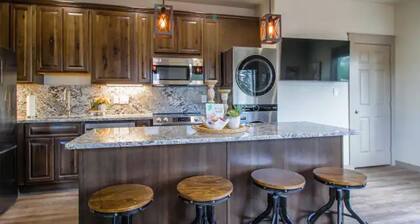 Heart Trail Lookout Unit 2 BRAND NEW 2024 HOT TUB and “The Griz” Cold Plunge!