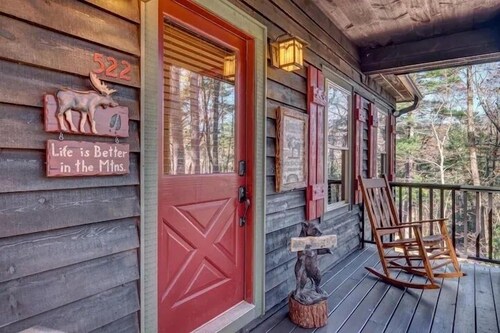 Highlands View Lodge: Mountain Retreat w/  2 Porches, Hot Tub & Firepit