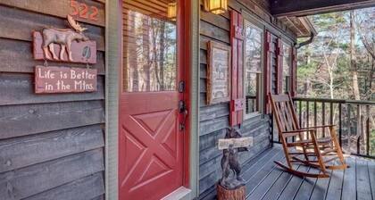 Highlands View Lodge: Mountain Retreat w/ 2 Porches, Hot Tub & Firepit