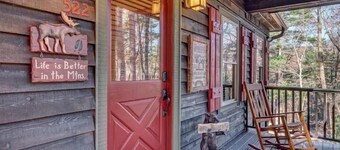 Highlands View Lodge: Mountain Retreat w/ 2 Porches, Hot Tub & Firepit