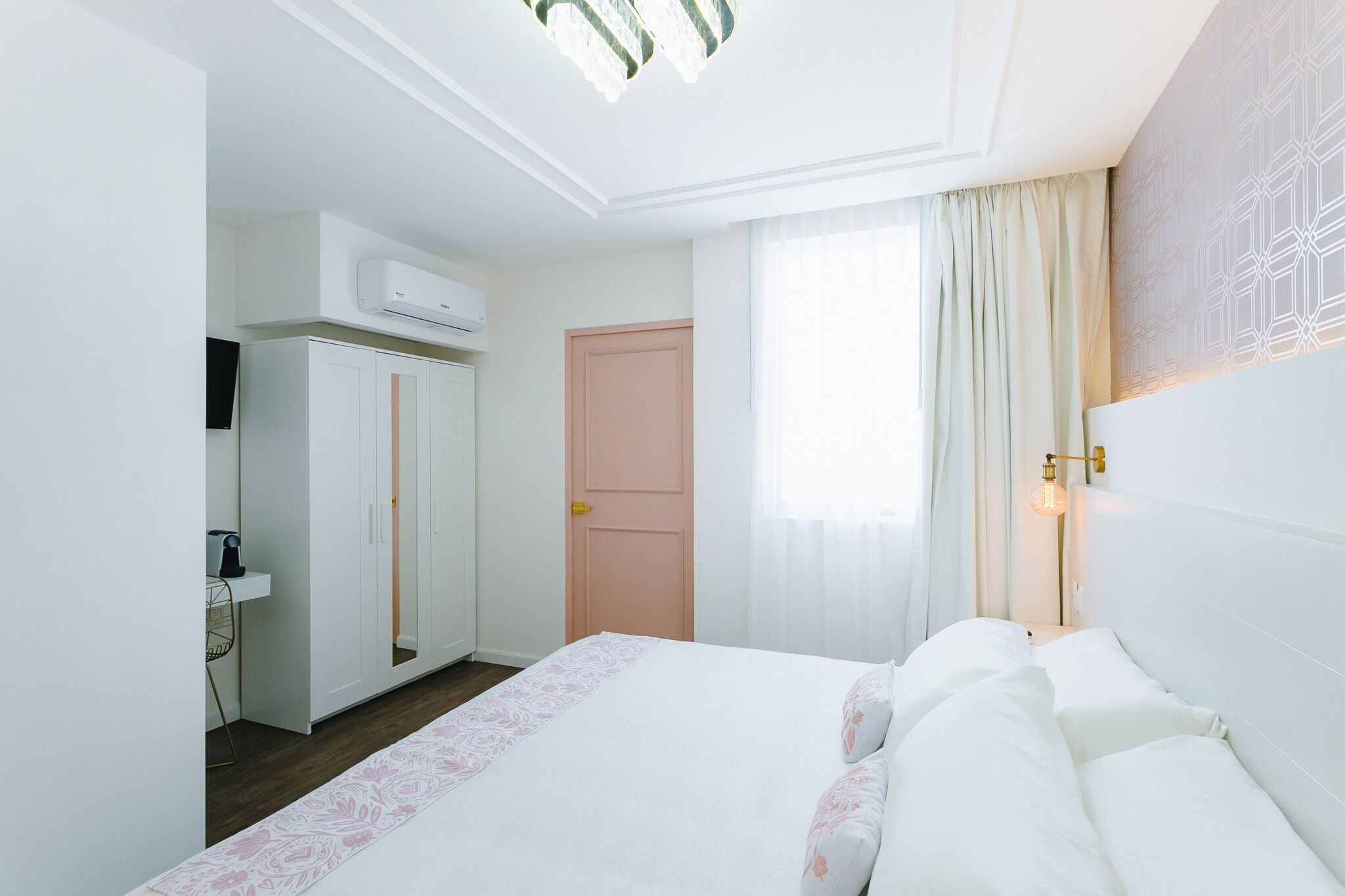 Deluxe Room | In-room safe, desk, laptop workspace, soundproofing