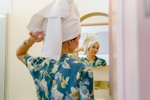 华丽双人房 | 客房内保险箱、办公桌、笔记本电脑工作区、隔音