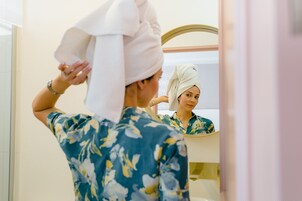 Caja de seguridad en la habitación y escritorio 