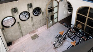 Una escalera con una bicicleta estacionada abajo.