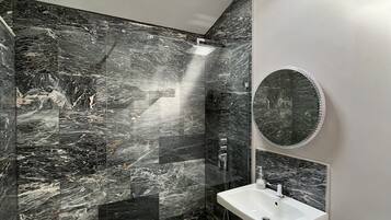 Deluxe House | Bathroom