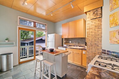 Heart of Uptown - Victorian Retreat