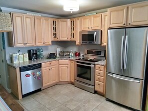 Kjøleskap, mikrobølgeovn, ovn og kokeplater